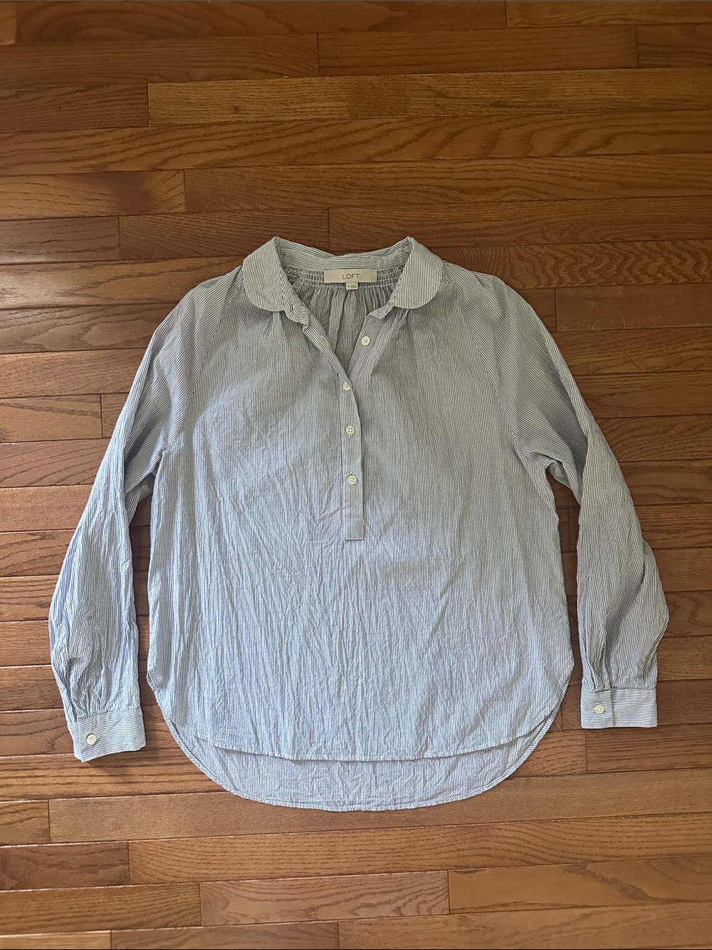 LOFT women’s top Light Blue Pinstripe Cotton Pullover Shirt size medium